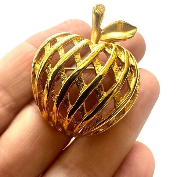 Gold tone cross hatched apple brooch - Picture 3 of 7